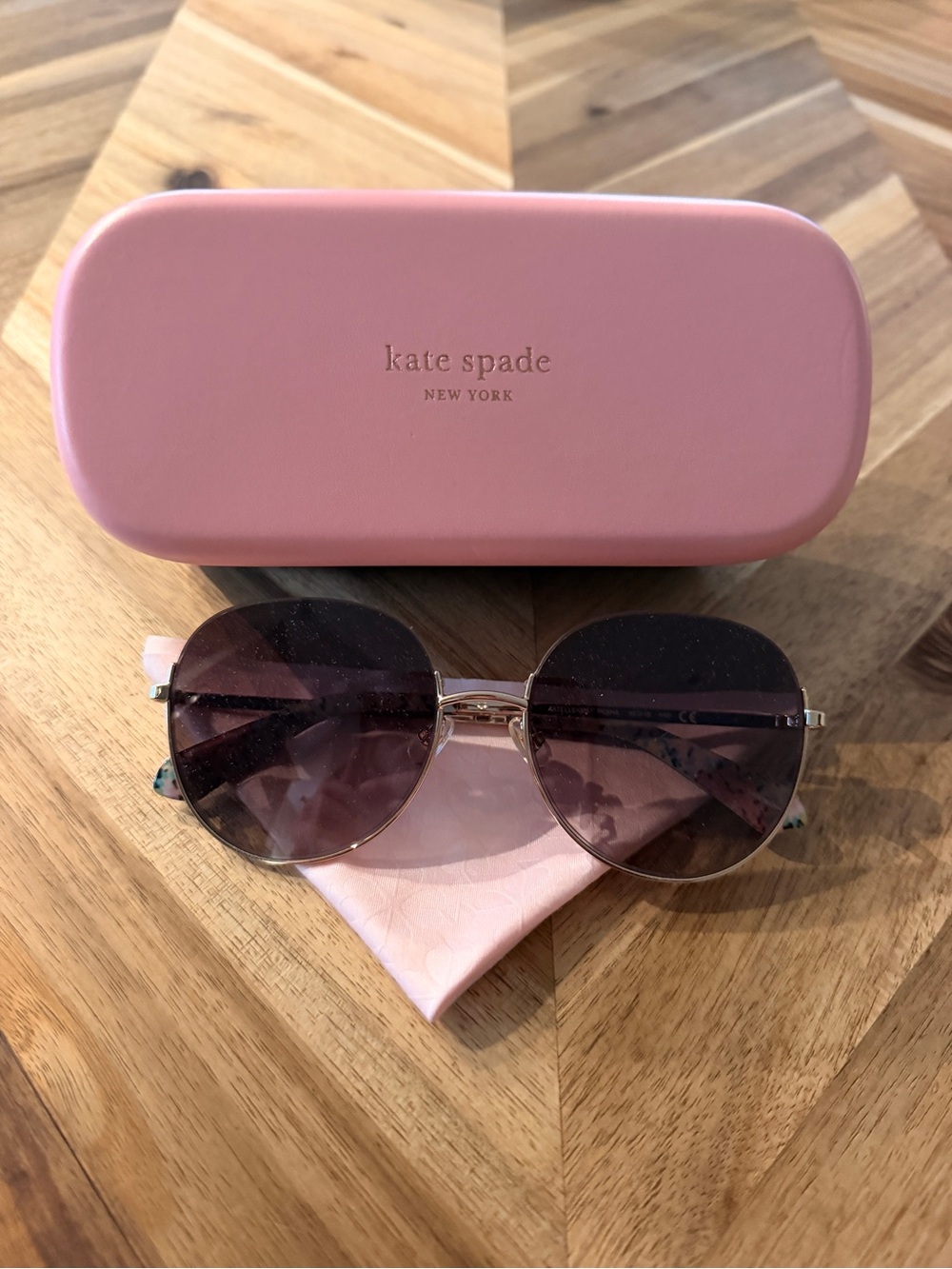 kate spade Sunglasses with Pink and Green Case and Cloth